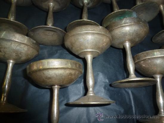 Antig&uuml;edades: juego de 17 copas de metal - Foto 6