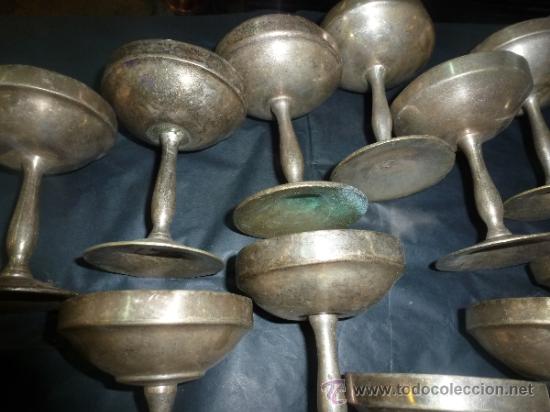 Antig&uuml;edades: juego de 17 copas de metal - Foto 3