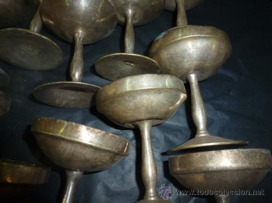 Antig&uuml;edades: juego de 17 copas de metal - Foto 2