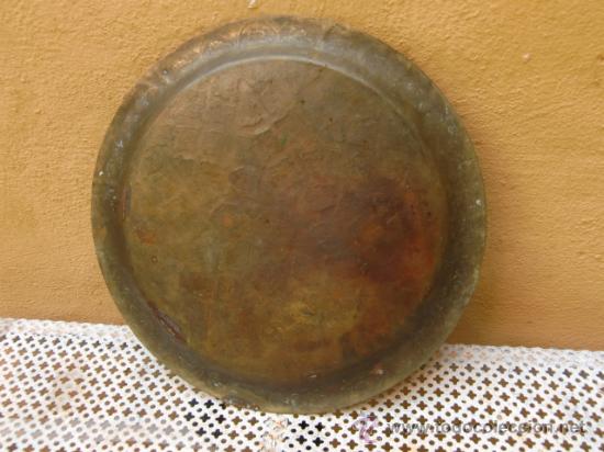 Antig&uuml;edades: Plato de bronce, repujado - Foto 2