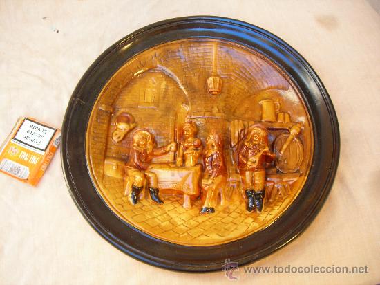 Antiquit&auml;ten: PLATO CON RELIEVE EN TERRACOTA