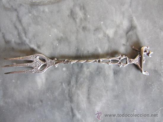 Antig&uuml;edades: Antiguo tenedor de plata labrada - Foto 1