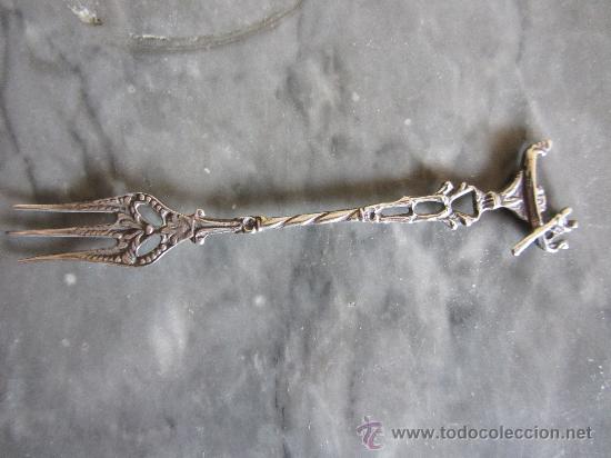 Antig&uuml;edades: Antiguo tenedor de plata labrada - Foto 2