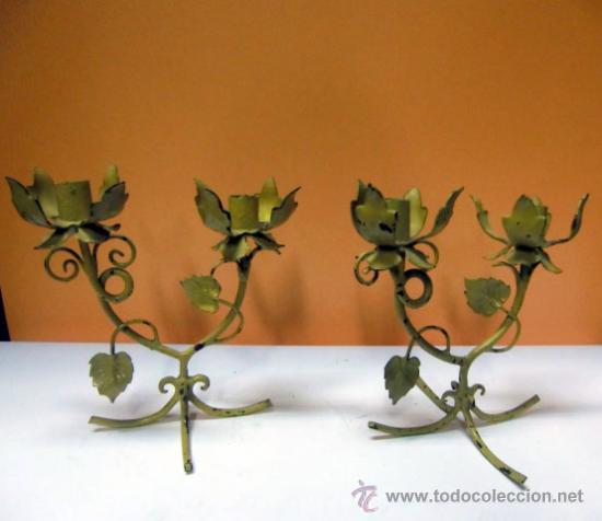 Antig&uuml;edades: Pareja de candelabros de metal - Foto 1
