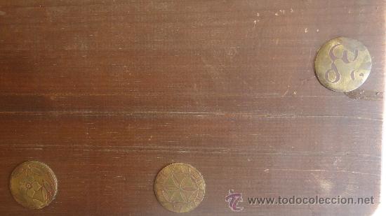 Antigüedades: Antiguo tablón de madera con medalla monedas símbolos,paloma de la paz Oriente China - Foto 1 - 36696248