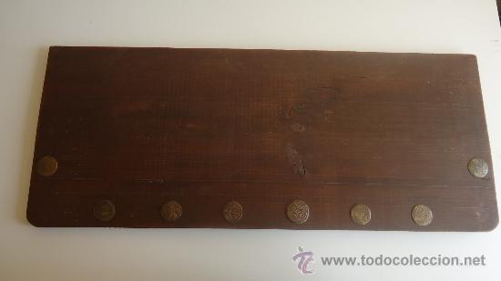Antigüedades: Antiguo tablón de madera con medalla monedas símbolos,paloma de la paz Oriente China - Foto 2 - 36696248