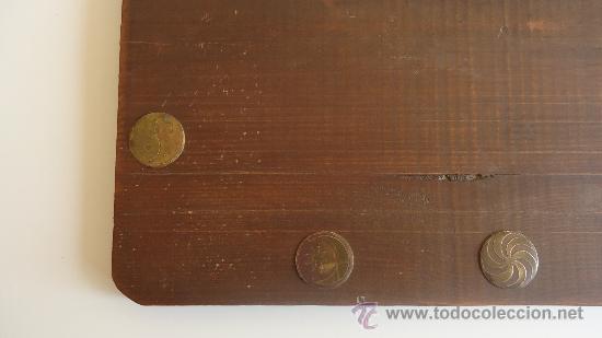 Antigüedades: Antiguo tablón de madera con medalla monedas símbolos,paloma de la paz Oriente China - Foto 3 - 36696248