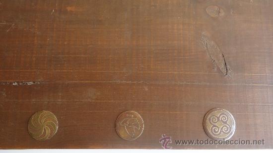 Antigüedades: Antiguo tablón de madera con medalla monedas símbolos,paloma de la paz Oriente China - Foto 4 - 36696248