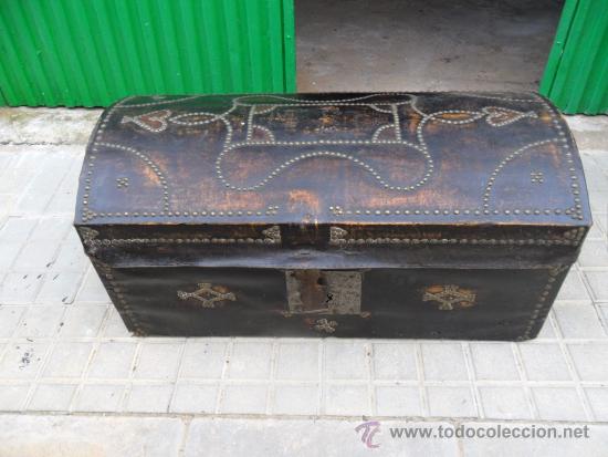 Antig&uuml;edades: arcon de pel con iniciales - Foto 1