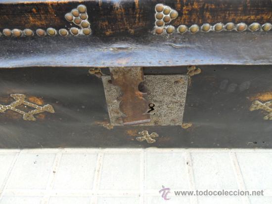 Antig&uuml;edades: arcon de pel con iniciales - Foto 3