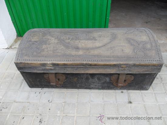 Antig&uuml;edades: arcon de pel con iniciales - Foto 1
