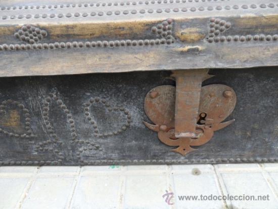 Antig&uuml;edades: arcon de pel con iniciales - Foto 2