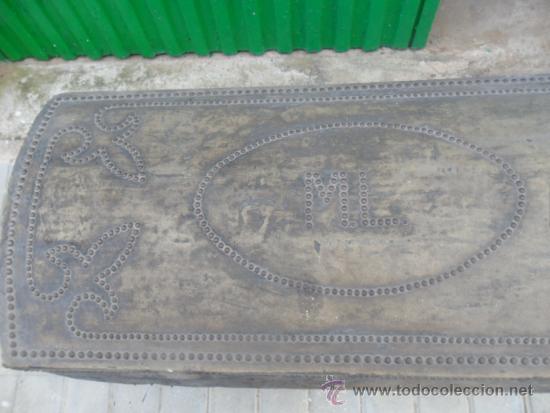 Antig&uuml;edades: arcon de pel con iniciales - Foto 3