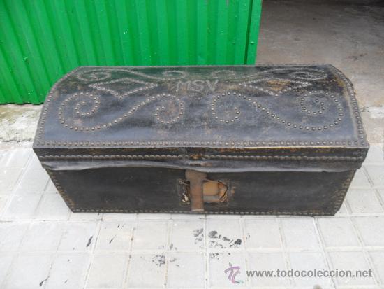 Antig&uuml;edades: arcon de pel con iniciales - Foto 1