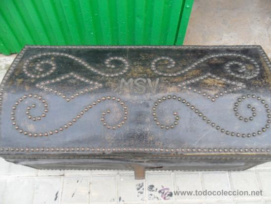 Antig&uuml;edades: arcon de pel con iniciales - Foto 2