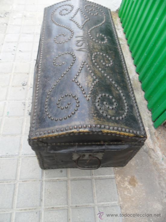 Antig&uuml;edades: arcon de pel con iniciales - Foto 4