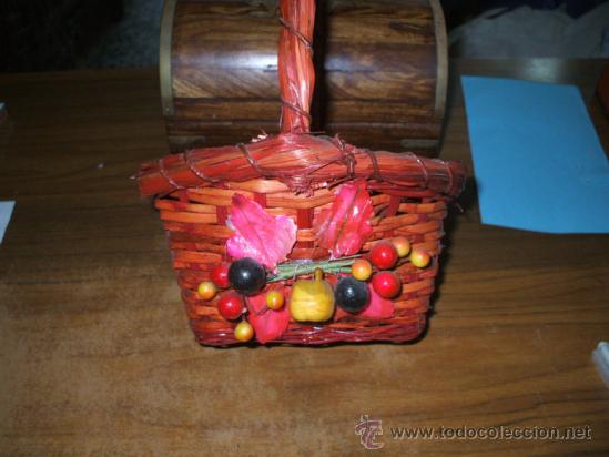 Antig&uuml;edades: Preciosa cesta infantil ,es de mimbre color y adorno sobrepuesto de fruta(a&ntilde;os 70)