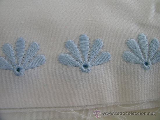 Antiguidades: Cinta-Tira-Cenefa Blanca Flor Bordada forma Abanico Azul Celeste -A estrenar- 5 piezas: 11cmx216cm
