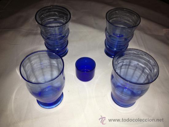 Antig&uuml;edades: LOTE DE 4 COPAS DE CRISTAL AZULADO Y VASO EN MINIATURA