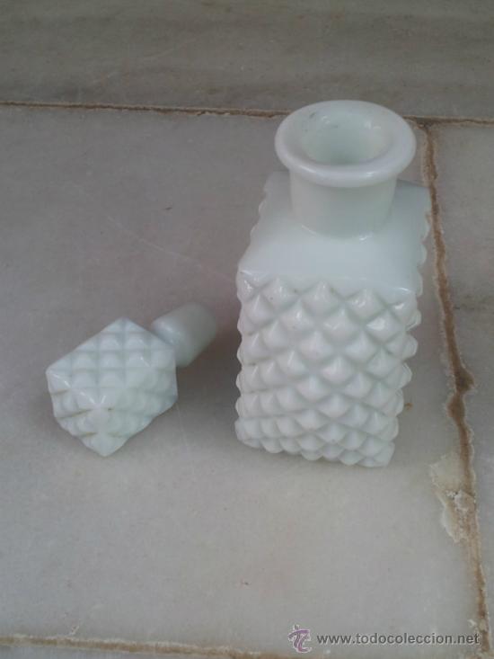 Antig&uuml;edades: Bonito tarro de opalina blanca con tap&oacute;n - Foto 3