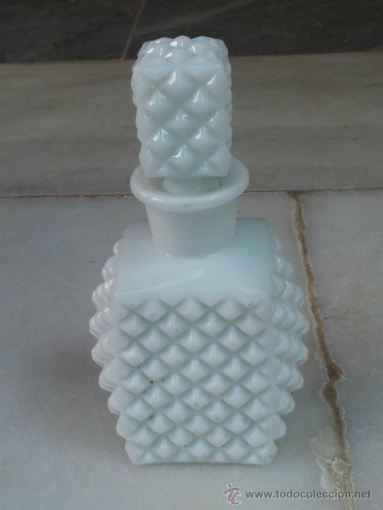 Antig&uuml;edades: Bonito tarro de opalina blanca con tap&oacute;n - Foto 1