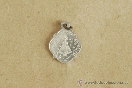 Antig&uuml;edades: Medalla de Nuestra Se&ntilde;ora de Covadonga en aluminio. - Foto 1