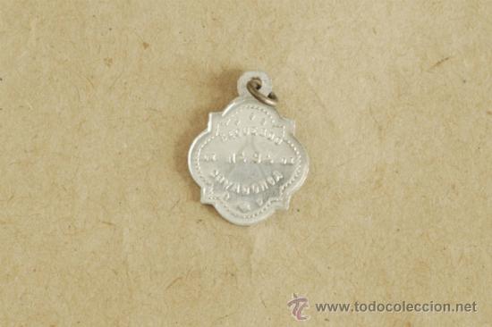 Antig&uuml;edades: Medalla de Nuestra Se&ntilde;ora de Covadonga en aluminio. - Foto 2