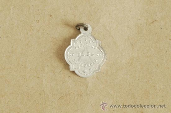 Antig&uuml;edades: Medalla de Nuestra Se&ntilde;ora de Covadonga en aluminio. - Foto 2