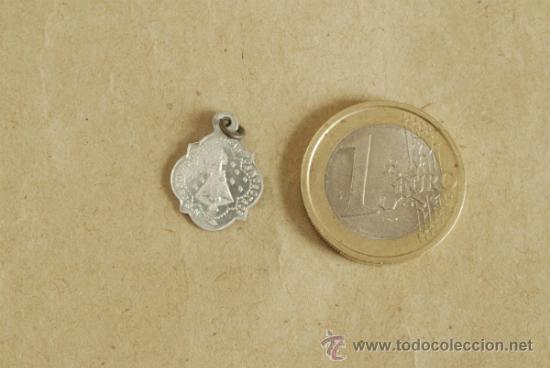 Antig&uuml;edades: Medalla de Nuestra Se&ntilde;ora de Covadonga en aluminio. - Foto 3
