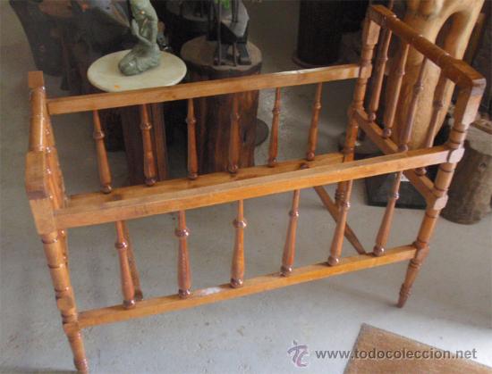 Antig&uuml;edades: Cuna de madera. Medida - Foto 1