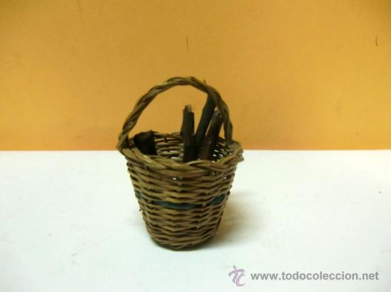 Antig&uuml;edades: Cestita de mimbre (paner) con le&ntilde;a - Foto 1