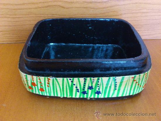 Antig&uuml;edades: Caja de madera decorada a mano y lacada. - Foto 9