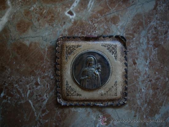 Antig&uuml;edades: Escapulario de cuero con virgen o santa. - Foto 1