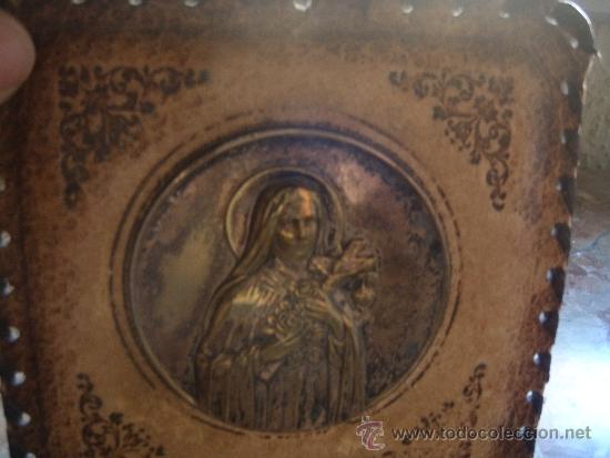 Antig&uuml;edades: Escapulario de cuero con virgen o santa. - Foto 2
