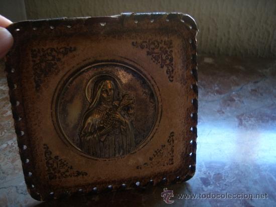 Antig&uuml;edades: Escapulario de cuero con virgen o santa. - Foto 3