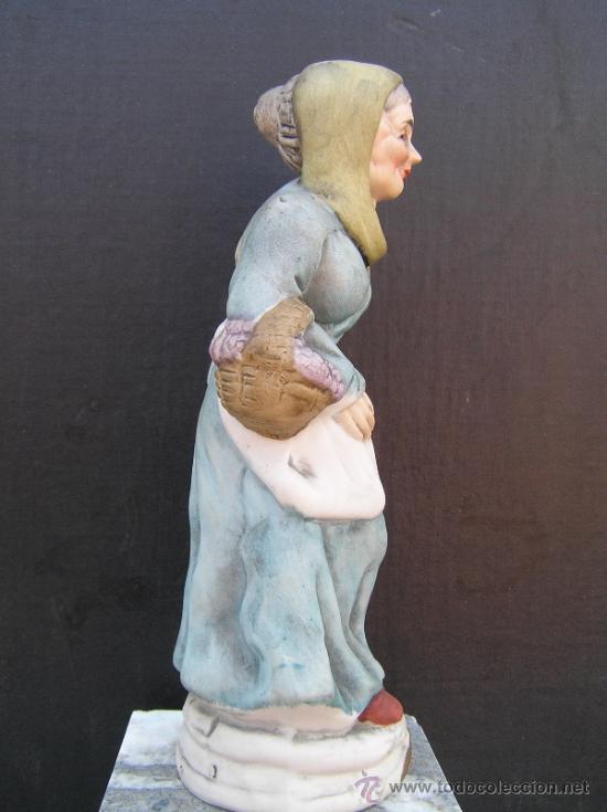 Antig&uuml;edades: BISCUIT POLICROMADO. ANCIANA CON CESTO DE UVAS .  MITAD S.XX.