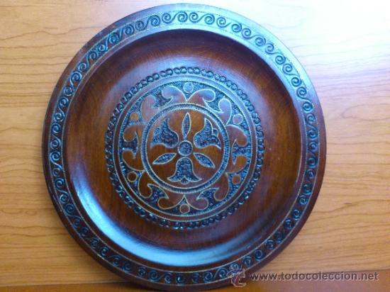 Antig&uuml;edades: Plato de madera labrado y con incrustaciones en bronce. - Foto 1