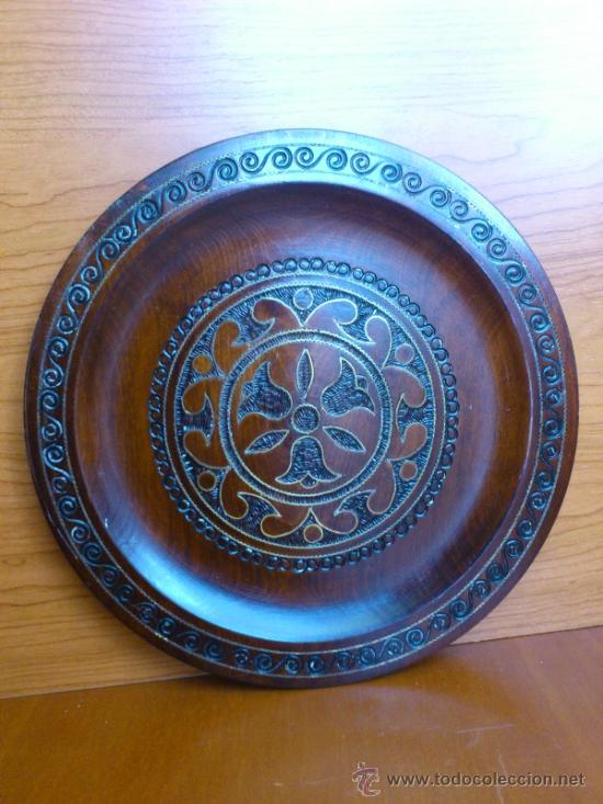 Antig&uuml;edades: Plato de madera labrado y con incrustaciones en bronce. - Foto 9