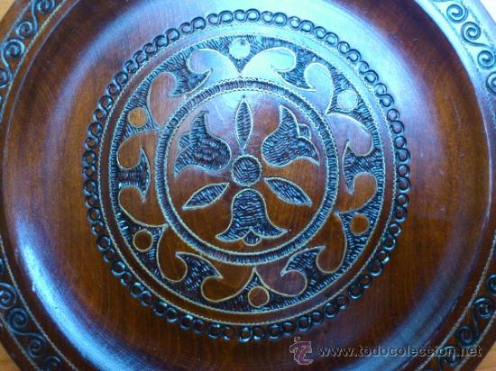 Antig&uuml;edades: Plato de madera labrado y con incrustaciones en bronce. - Foto 7