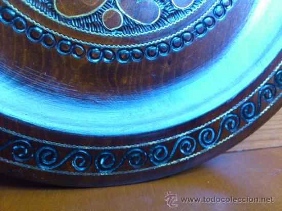 Antig&uuml;edades: Plato de madera labrado y con incrustaciones en bronce. - Foto 3