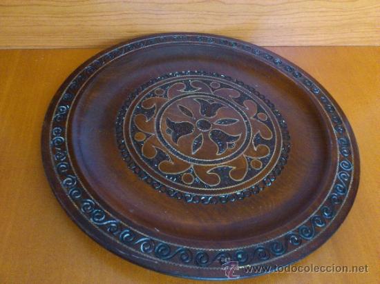 Antig&uuml;edades: Plato de madera labrado y con incrustaciones en bronce. - Foto 2