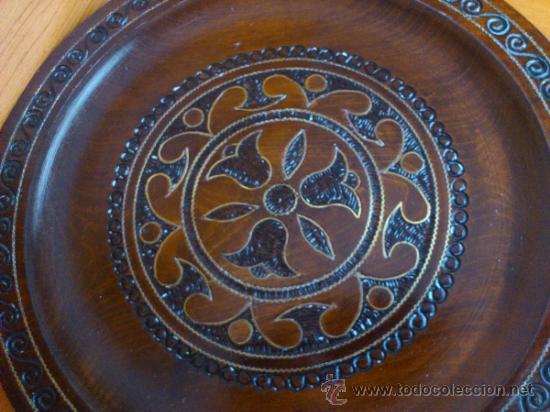Antig&uuml;edades: Plato de madera labrado y con incrustaciones en bronce. - Foto 6