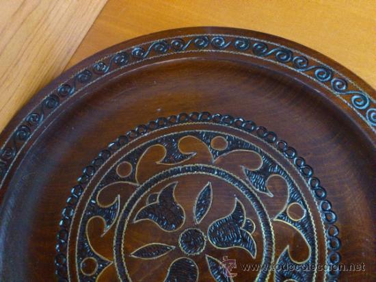 Antig&uuml;edades: Plato de madera labrado y con incrustaciones en bronce. - Foto 4