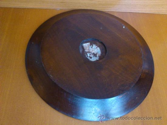 Antig&uuml;edades: Plato de madera labrado y con incrustaciones en bronce. - Foto 5