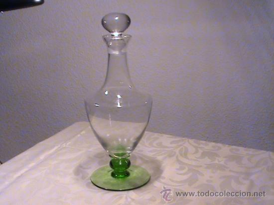 Antig&uuml;edades: Gran licorera de cristal soplado con base verde. - Foto 1