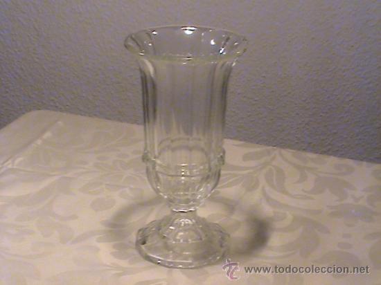 Antiquit&eacute;s: Jarr&oacute;n de cristal con forma de copa