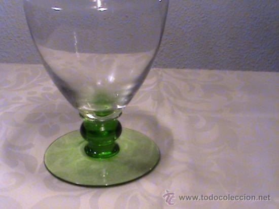 Antig&uuml;edades: Gran licorera de cristal soplado con base verde. - Foto 2