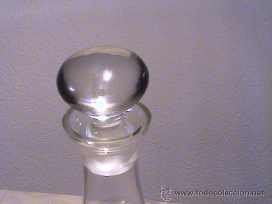 Antig&uuml;edades: Gran licorera de cristal soplado con base verde. - Foto 3