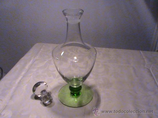 Antig&uuml;edades: Gran licorera de cristal soplado con base verde. - Foto 4
