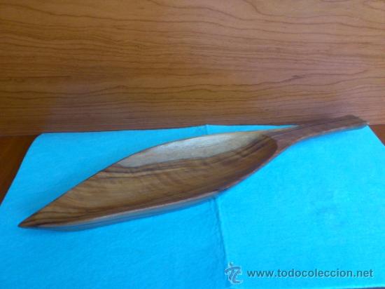 Antig&uuml;edades: Bandeja de madera tallada y barnizada ( Artesanal ) - Foto 1